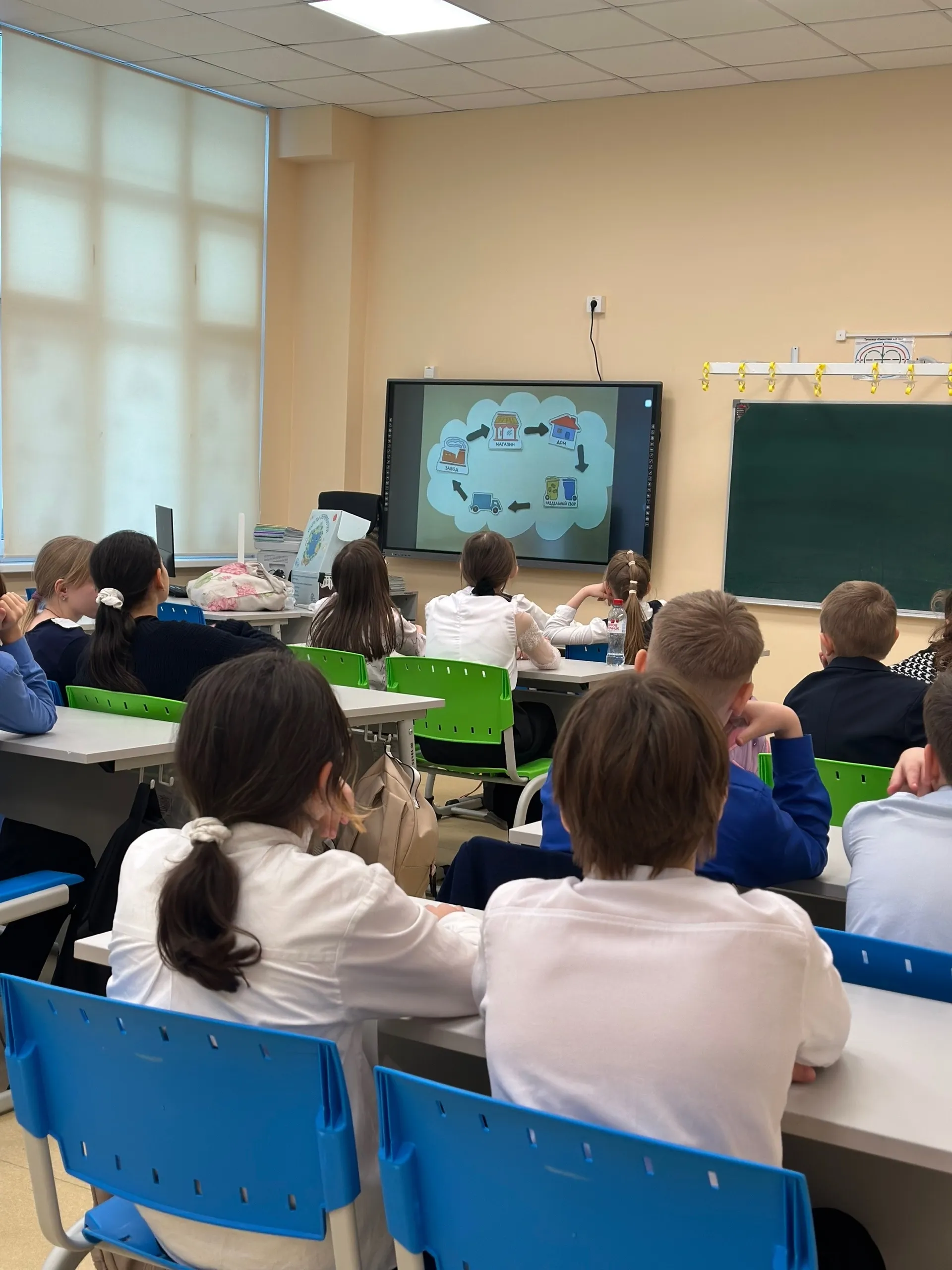 Сегодня наша команда пришла в гости к ученикам одной из школ Сургута — в филиал средней школы №9